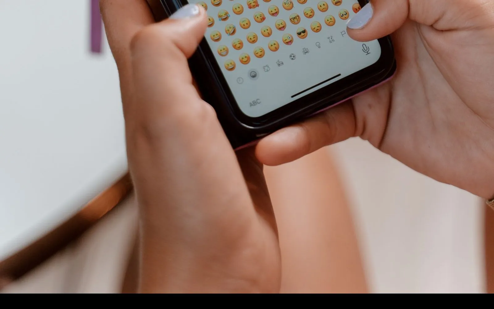 Stopwatch next to a smartphone showing how quickly a message was answered